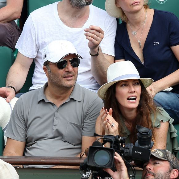 Arthur (Jacques Essebag) et sa compagne Mareva Galanter dans les tribunes lors de la finale homme des Internationaux de Tennis de Roland-Garros à Paris, le 11 juin 2017. © Jacovides-Moreau/Bestimage