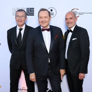 Manuel Collas de La Roche, Kevin Spacey, Gilles Muzas (ancien conseiller politique, secrétaire général de la fondation Better World Fund) - Soirée de gala "Better World Fund" à l'hôtel Carlton lors du 78ème Festival International du Film de Cannes le 20 mai 2025. © Lionel Urman/Bestimage