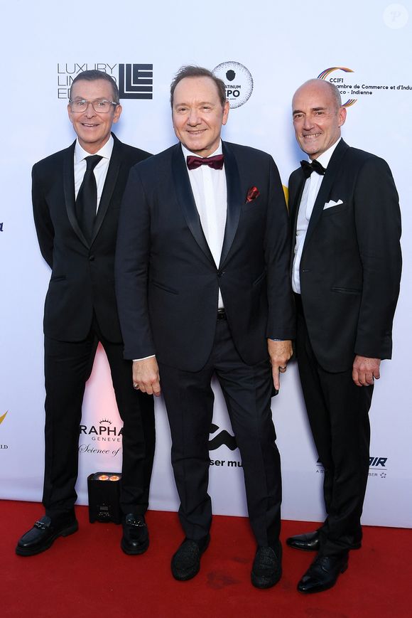 Manuel Collas de La Roche, Kevin Spacey, Gilles Muzas (ancien conseiller politique, secrétaire général de la fondation Better World Fund) - Soirée de gala "Better World Fund" à l'hôtel Carlton lors du 78ème Festival International du Film de Cannes le 20 mai 2025. © Lionel Urman/Bestimage