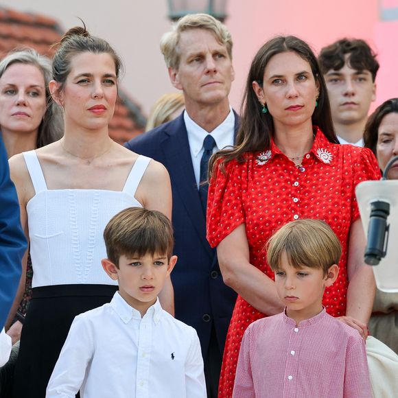 Ses deux garçons, même le plus grand, n'ont pas accès aux réseaux sociaux.

Charlotte Casiraghi, Balthazar Casiraghi-Rassam, Tatiana Santo Domingo, Maximilian Casiraghi