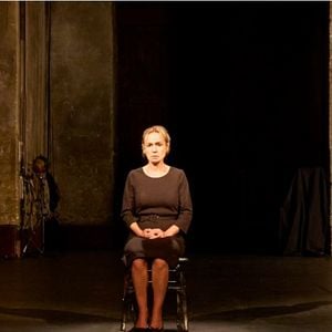 Sandrine Bonnaire incarne "L'amante anglaise", figure troublante, avec une intensité remarquable.
Sandrine Bonnaire dans "L'Amante Anglaise" au Théâtre de l'Atelier.
