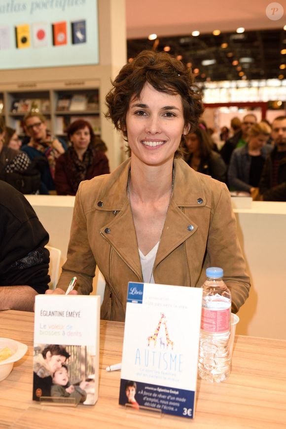 Malgré le deuil, Églantine Éméyé poursuit son combat pour faire reconnaître l'autisme et le handicap, mais elle est aussi plus présente pour son premier fils, Marco...

Églantine Éméyé présente au Salon Du Livre de Paris 2017 qui s'est tenu à la Porte de Versailles à Paris, France, le 25 mars 2017. Photo Alban Wyters/Abaca