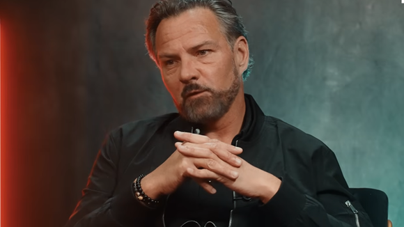 "Je m'éclate dans ce job" : Toujours endetté de plus d'un million d'euros, à quoi ressemble le quotidien de Jérôme Kerviel aujourd'hui ?
