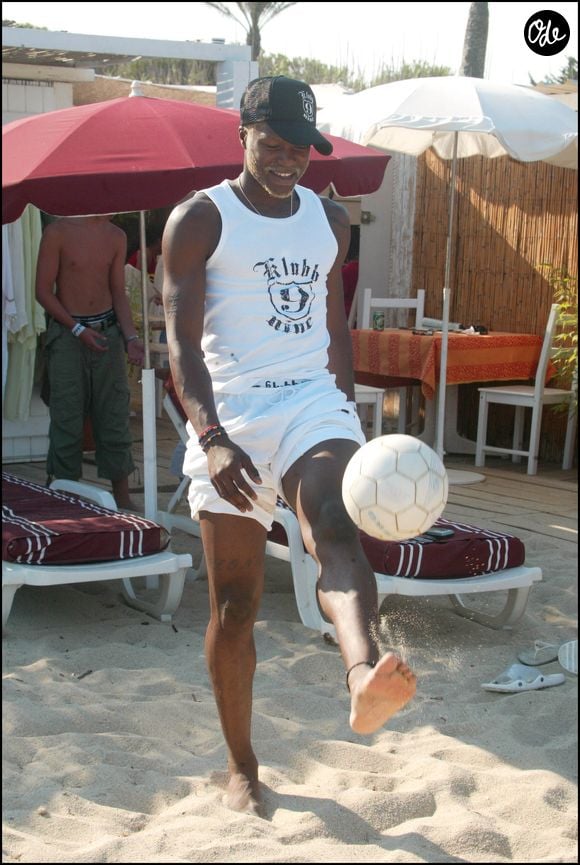 Djibril Cissé jonglant avec un ballon sur une plage de Saint-Tropez, en France, le 28 juin 2004. © Aslan-Macault/Bestimage