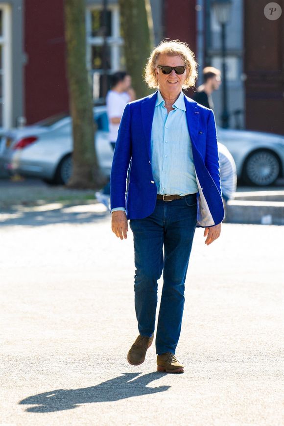 Maastricht, PAYS-BAS - Le violoniste et chef d'orchestre néerlandais André Rieu (et son fils Pierre Rieu) est surpris le jour de son 74e anniversaire par un nouveau violon. Backgrid USA / Bestimage