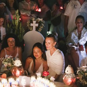 Aujourd'hui, leur relation franchit une nouvelle étape, ils s'apprêteraient même à emménager ensemble.

Exclusif -  Hommage de Laeticia Hallyday et de sa fille Joy pour le huitième anniversaire de la mort de Johnny Hallyday au cimetière de Lorient sur l'île de Saint-Barthélemy, Antilles françaises, France, le 5 décembre 2025. © Sam Delpech/Bestimage