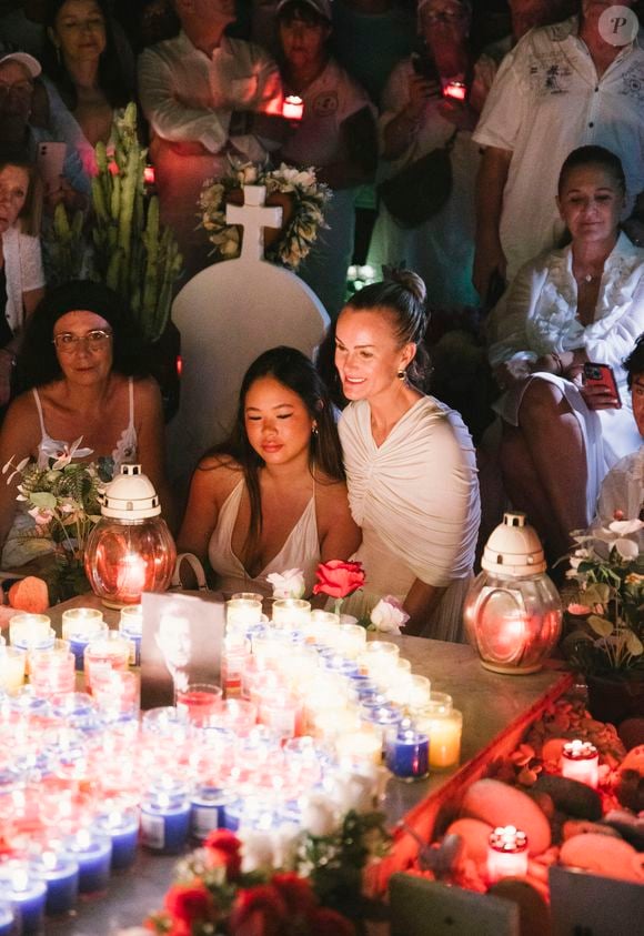 Aujourd'hui, leur relation franchit une nouvelle étape, ils s'apprêteraient même à emménager ensemble.

Exclusif -  Hommage de Laeticia Hallyday et de sa fille Joy pour le huitième anniversaire de la mort de Johnny Hallyday au cimetière de Lorient sur l'île de Saint-Barthélemy, Antilles françaises, France, le 5 décembre 2025. © Sam Delpech/Bestimage