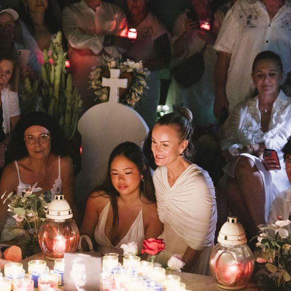 Aujourd'hui, leur relation franchit une nouvelle étape, ils s'apprêteraient même à emménager ensemble.

Exclusif -  Hommage de Laeticia Hallyday et de sa fille Joy pour le huitième anniversaire de la mort de Johnny Hallyday au cimetière de Lorient sur l'île de Saint-Barthélemy, Antilles françaises, France, le 5 décembre 2025. © Sam Delpech/Bestimage