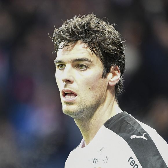 Yoann Gourcuff a un grand frère prénommé Erwan et touché par la maladie

Yoann Gourcuff - Karine Ferri encourage son compagnon Yoann Gourcuff lors du match Psg-Rennes au Parc des Princes à Paris le 6 novembre 2016.  (victoire 4-0 du Psg)  © Pierre Perusseau/Bestimage