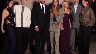 Victoria Beckham célébrée par David et leur clan en pleine Fashion Week : présent à Paris, Brooklyn continue de se tenir à l'écart