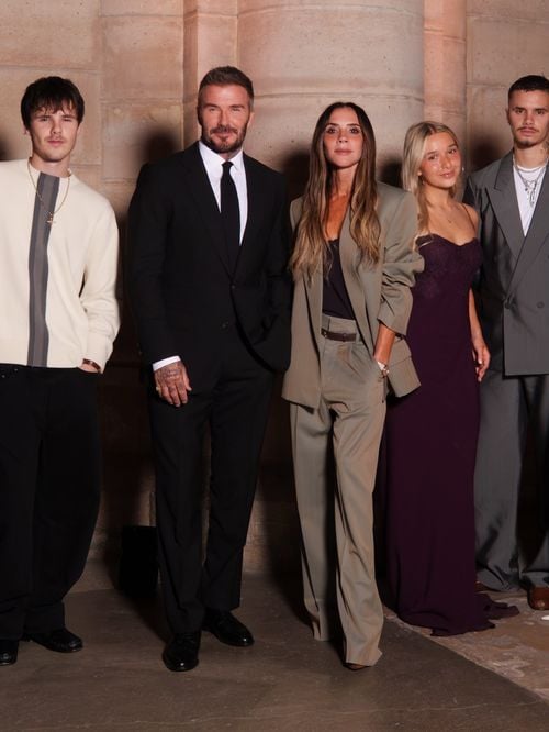 Victoria Beckham célébrée par David et leur clan en pleine Fashion Week : présent à Paris, Brooklyn continue de se tenir à l'écart