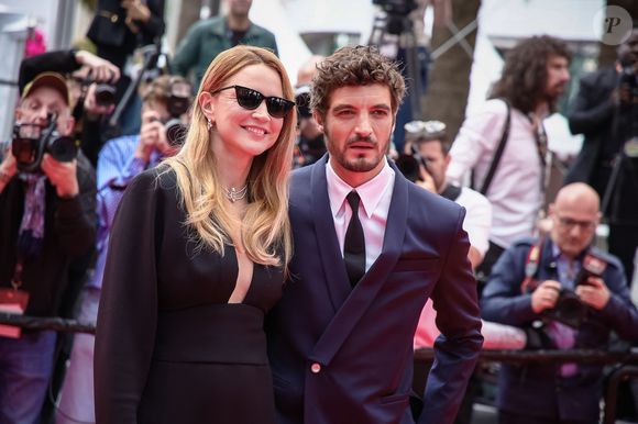 Mais ici, il ne s'agit pas d'un caprice de star. Si Virginie Efira ne quitte plus ses verres fumés, c'est pour une question de pure survie ophtalmique.

18 mai 2026, Cannes, France : Virginie Efira et Niels Schneider assistent au tapis rouge de ''L'Inconnue'' au 79ème Festival de Cannes. (Crédit photo : © Marco Barada/SOPA Images via ZUMA Press / Bestimage Wire / Bestimage)
