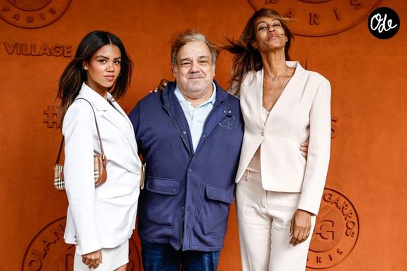 Didier Bourdon a pris la pose avec son épouse Marie-Sandra Badini et leur fille Clélia.

Didier Bourdon entre sa femme Marie-Sandra Badini Duran et sa fille Clélia au photocall du village lors des Internationaux de France de Tennis de Roland Garros 2026, à Paris, France, le 4 juin 2026. © Jacovides-Moreau/Bestimage