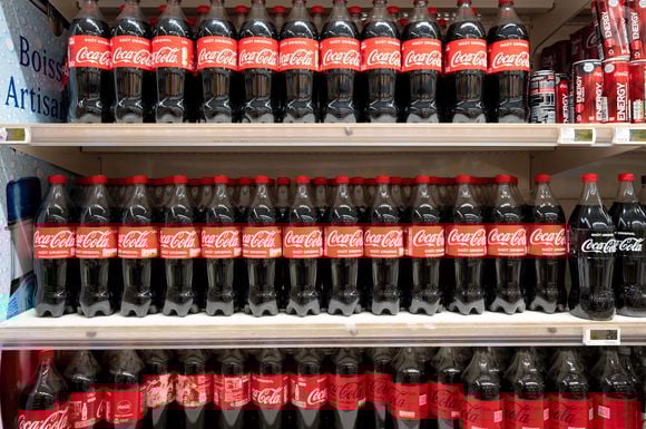 Ce dernier commencerait sa journée par un Coca Cola (ni sa version light, ni zéro), et en consomme jusqu'à 5 par jour. 

Supermarche Super U : bouteilles de Coca Cola dans le rayon des boissons et sodas, soft drinks - Photo by Delmarty J/ANDBZ/ABACAPRESS.COM