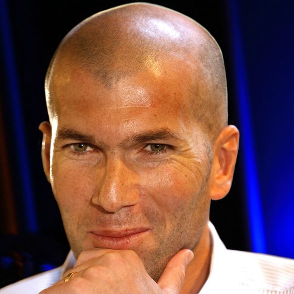 À seulement 14 ans en 1987, l'adolescent a quitté le cocon familial de La Castellane, à Marseille, pour rejoindre le centre de formation de l'AS Cannes

Archive - Zinedine Zidane 2009 JLPPA / Bestimage