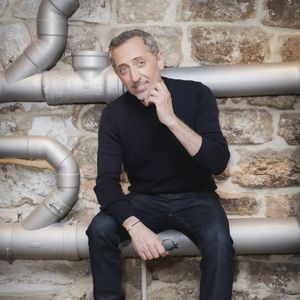 Sur Facebook, le diocèse de Tulle a notamment salué "son humilité, sa sympathie et son ouverture aux échanges"

Exclusif - Rendez-vous avec Gad Elmaleh dans les backstage des Comedy Club à Paris. Le 23 avril 2023
© Jack Tribeca / Bestimage