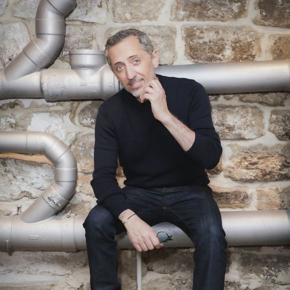 Sur Facebook, le diocèse de Tulle a notamment salué "son humilité, sa sympathie et son ouverture aux échanges"

Exclusif - Rendez-vous avec Gad Elmaleh dans les backstage des Comedy Club à Paris. Le 23 avril 2023
© Jack Tribeca / Bestimage