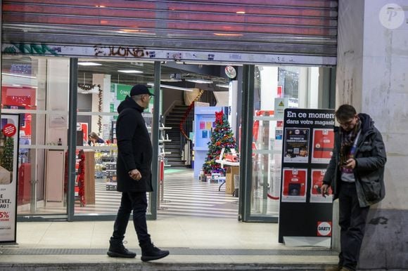 Le magasin Darty a été privatisé pour Angelina Jolie, de 22 heures à minuit, dans le cadre du tournage du film "Stitches" à Paris le 11 décembre 2024.