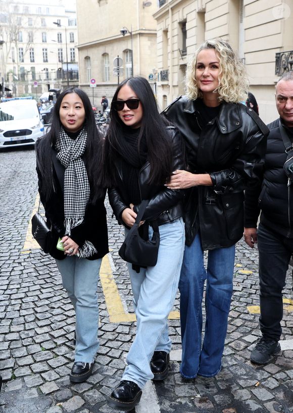 Jade, Joy et Laeticia Hallyday lors de l'inauguration d'une plaque commémorative en hommage à Johnny Hallyday devant l'immeuble où le chanteur français a grandi dans le 9ème arrondissement de Paris, France, le 22 décembre 2023.© Dominique Jacovides/Bestimage