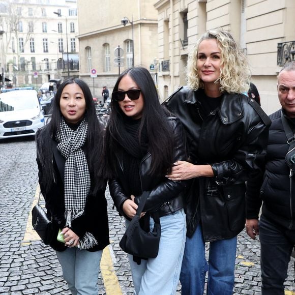 Jade, Joy et Laeticia Hallyday lors de l'inauguration d'une plaque commémorative en hommage à Johnny Hallyday devant l'immeuble où le chanteur français a grandi dans le 9ème arrondissement de Paris, France, le 22 décembre 2023.© Dominique Jacovides/Bestimage