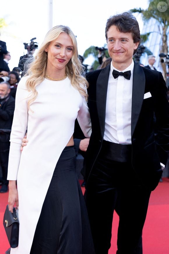 Issue de la célèbre dynastie allemande Faber-Castell, elle est la sœur jumelle de Sarah von Faber-Castell, avec qui elle partage une relation très proche. 

La comtesse Victoria von Faber-Castell , Jean Arnault - Montée des marches du film " El Ser Querido " lors du 79ème Festival International du Film de Cannes, le 16 mai 2026. © Olivier Borde / Bestimage