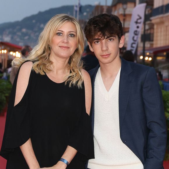 Amanda Sthers et Léon Hesby sur le tapis rouge du prix du court métrage lors du 37ème festival du film de Cabourg, le 16 juin 2023.