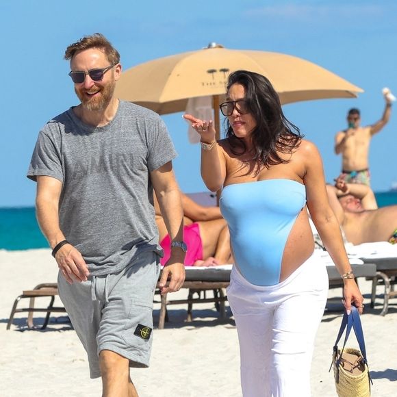 Exclusif - David Guetta et sa compagne Jessica Ledon, enceinte, passent une journée à la plage pour partager des moments complices en attendant l'arrivée de leur premier enfant. 
Miami Beach le 26 février 2024.