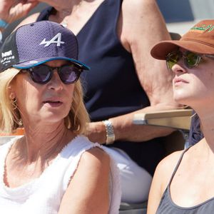 Michèle Laroque et sa fille Oriane Deschamps en tribunes lors des Internationaux de France de tennis de Roland Garros 2023, à Paris, France, le 5 juin 2023. © Cyril Moreau/Bestimage