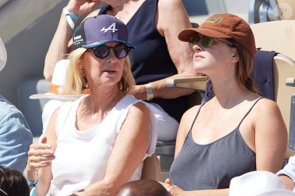 Michèle Laroque et sa fille Oriane Deschamps en tribunes lors des Internationaux de France de tennis de Roland Garros 2023, à Paris, France, le 5 juin 2023. © Cyril Moreau/Bestimage