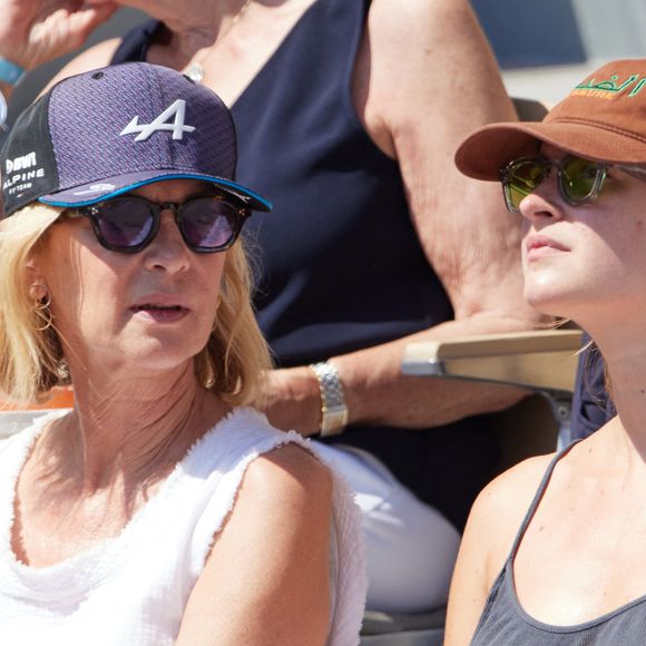 Michèle Laroque et sa fille Oriane Deschamps en tribunes lors des Internationaux de France de tennis de Roland Garros 2023, à Paris, France, le 5 juin 2023. © Cyril Moreau/Bestimage