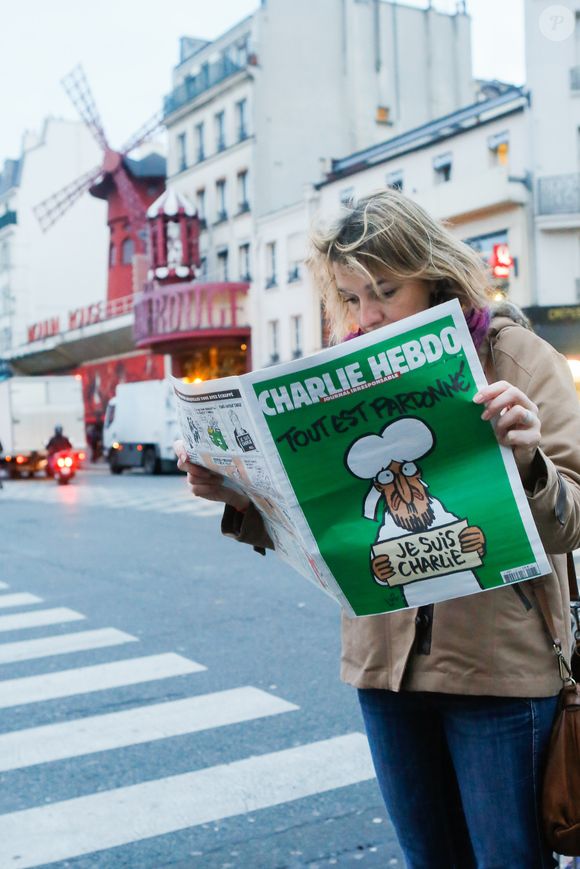 Illustrations des ventes de Charlie Hebdo du 14 janvier 2015 à la place Blanche.