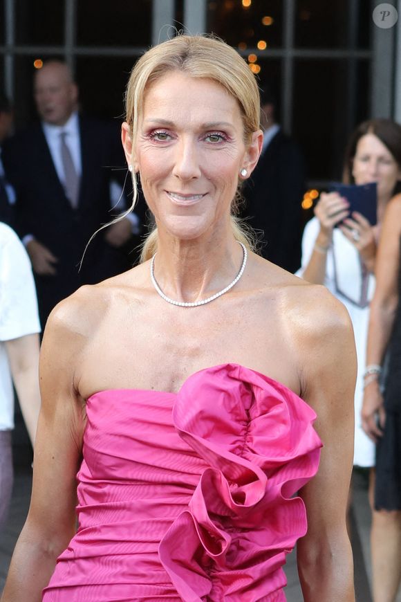 ... ou bien encore "Miracle" de Céline Dion, titre de l'album "Sans attendre". 

Celine Dion quitte l'hôtel Le Crillon palace à Paris, France, le 29 juin 2019. Photo ABACAPRESS.COM