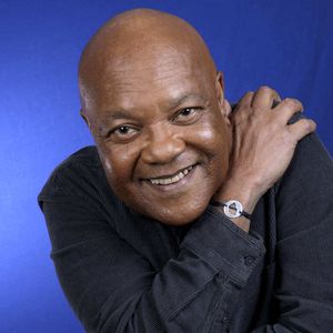 Mais l'un des artistes à qui l'ancien coach de "The Voice Kids" rend hommage dans son nouvel album n'a, lui, pas du tout apprécié le travail de Julien Doré... Il s'agit de Mario Ramsamy, le chanteur du groupe Images.
Mario Ramsamy pose lors d'une séance de portrait à Paris, France, le 20 novembre 2023.