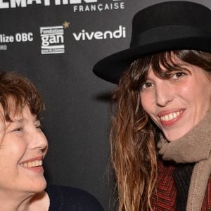 "La passerelle Jane Birkin, celle qui relie, d’une rive à l’autre, tant de choses entre autres, de l’Angleterre à la France, poursuit-elle. Elle, celle qui passe au dessus. Elle, celle qui abrite en dessous", poursuit Lou Doillon, démontrant qu'un pont était le symbole parfait, pour rendre hommage à sa maman.

Jane Birkin et sa fille Lou Doillon - Ouverture de la rétrospective Jane Birkin à la cinémathèque française à Paris le 25 janvier 2017. © Veeren/Bestimage