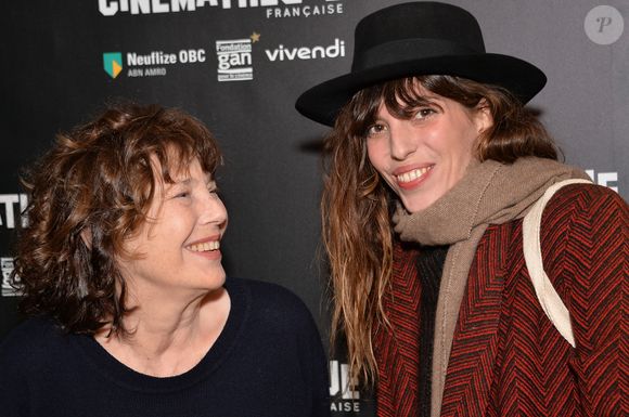 "La passerelle Jane Birkin, celle qui relie, d’une rive à l’autre, tant de choses entre autres, de l’Angleterre à la France, poursuit-elle. Elle, celle qui passe au dessus. Elle, celle qui abrite en dessous", poursuit Lou Doillon, démontrant qu'un pont était le symbole parfait, pour rendre hommage à sa maman.

Jane Birkin et sa fille Lou Doillon - Ouverture de la rétrospective Jane Birkin à la cinémathèque française à Paris le 25 janvier 2017. © Veeren/Bestimage