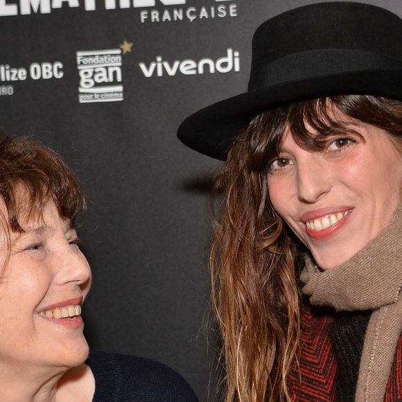 "La passerelle Jane Birkin, celle qui relie, d’une rive à l’autre, tant de choses entre autres, de l’Angleterre à la France, poursuit-elle. Elle, celle qui passe au dessus. Elle, celle qui abrite en dessous", poursuit Lou Doillon, démontrant qu'un pont était le symbole parfait, pour rendre hommage à sa maman.

Jane Birkin et sa fille Lou Doillon - Ouverture de la rétrospective Jane Birkin à la cinémathèque française à Paris le 25 janvier 2017. © Veeren/Bestimage