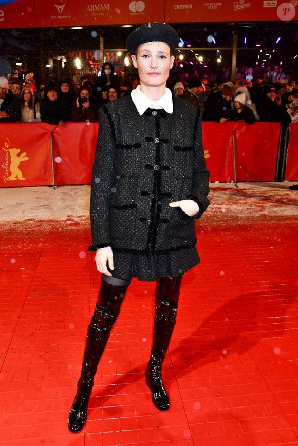 C'est dans une robe blanche qu'elle a dit, une coutume en général respectée mais qui avait un double sens pour elle puisqu'elle rendait ainsi hommage à sa grand-mère à qui elle avait fait une promesse

Vicky Krieps - Première du film "Das Licht" lors de la cérémonie d'ouverture de la 75ème édition du festival international du film de Berlin (La Berlinale 2025), le 13 février 2025.