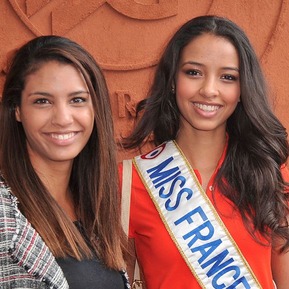 Chloé Mortaud et Flora Coquerel, Miss France 2014, posant au village des Internationaux de France de tennis de Roland Garros à Paris, le 3 juin 2014.

Giancarlo Gorassini/Bestimage