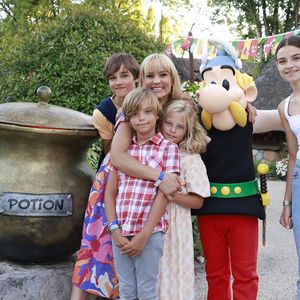 Élodie Gossuin (Miss France 2001) en famille : Jules, Elodie, Joséphine, Léonard, Rose et Bertrand Lacherie lors de l'opération "L'été gaulois fait son grand retour au Parc Astérix" à Plailly le 8 juillet 2022.

© Christophe Aubert via Bestimage