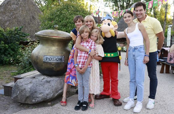 Élodie Gossuin (Miss France 2001) en famille : Jules, Elodie, Joséphine, Léonard, Rose et Bertrand Lacherie lors de l'opération "L'été gaulois fait son grand retour au Parc Astérix" à Plailly le 8 juillet 2022.

© Christophe Aubert via Bestimage