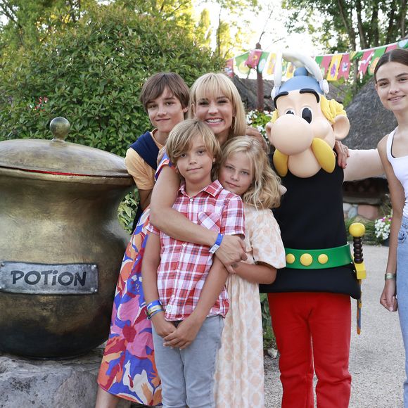 Élodie Gossuin (Miss France 2001) en famille : Jules, Elodie, Joséphine, Léonard, Rose et Bertrand Lacherie lors de l'opération "L'été gaulois fait son grand retour au Parc Astérix" à Plailly le 8 juillet 2022.

© Christophe Aubert via Bestimage