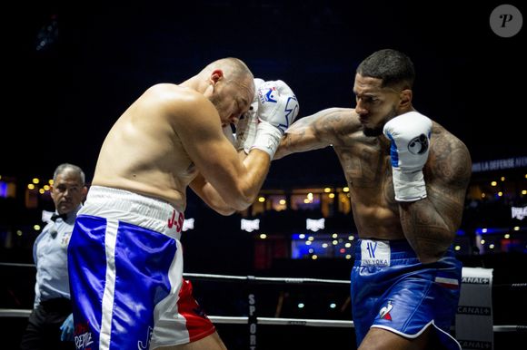 Celui de gérant d'une salle de sport et videur de boîte de nuit. Un rythme alourdi par la prise d'anxiolytiques pour faire face à la situation
Tony Yoka / Johann Duhaupas ( poids Lourds ) - Tony Yoka remporte son combat de boxe contre Johann Duhaupas dans la catégorie poids lourds dès le premier round à Paris La Défense Arena le 25 septembre 2020.
© JB Autissier / Panoramic / Bestimage