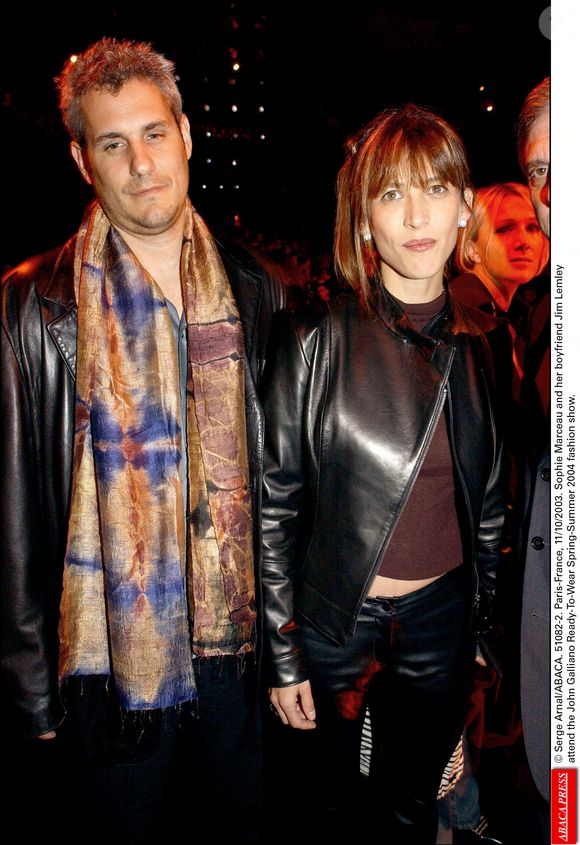 Sophie Marceau et Jim Lemley assistent au défilé du prêt-à-porter printemps-été 2004 de John Galliano. © Serge Arnal/ABACA