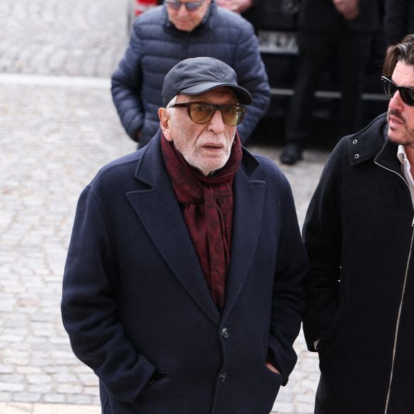 Gérard Darmon arrivant à la cérémonie funéraire de Rolland Courbis à l'église de la Madeleine à Paris, France, le 14 janvier 2026. Rolland Courbis, ancien footballeur français, entraîneur et commentateur médiatique au franc-parler, est décédé à l'âge de 72 ans. Photo par Jerome Domine/ABACAPRESS.COM