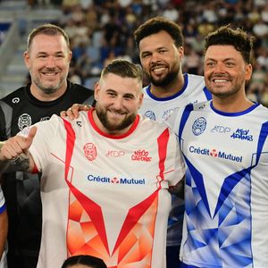 Les capitaines des deux équipes, Nico Capone et Kev Adams, posent devant Jo-Wilfried Tsonga - Les célébrités participent au match caritatif "Charity All Stars" au profit des associations "Zoé4life" et "Princesse Margot" au stade de la Tuilière à Lausanne (Suisse), le 5 septembre 2026 © Romain Doucelin / Bestimage