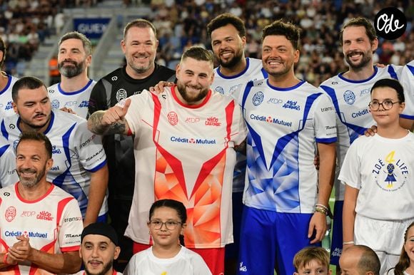 Les capitaines des deux équipes, Nico Capone et Kev Adams, posent devant Jo-Wilfried Tsonga - Les célébrités participent au match caritatif "Charity All Stars" au profit des associations "Zoé4life" et "Princesse Margot" au stade de la Tuilière à Lausanne (Suisse), le 5 septembre 2026 © Romain Doucelin / Bestimage
