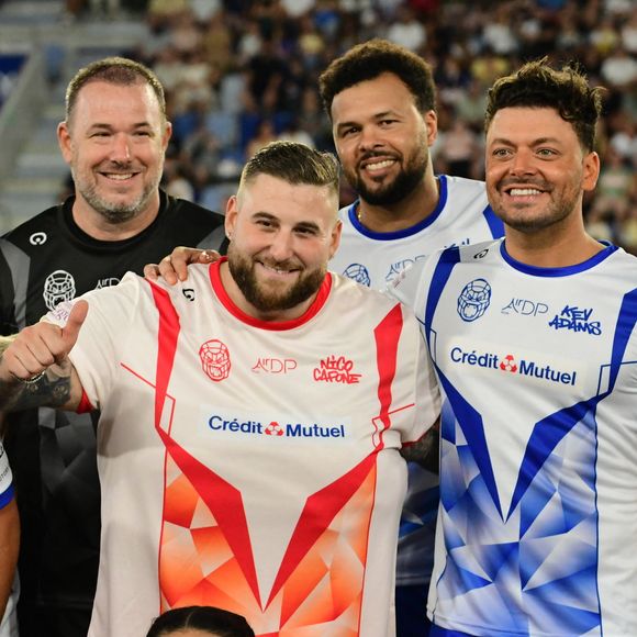 Les capitaines des deux équipes, Nico Capone et Kev Adams, posent devant Jo-Wilfried Tsonga - Les célébrités participent au match caritatif "Charity All Stars" au profit des associations "Zoé4life" et "Princesse Margot" au stade de la Tuilière à Lausanne (Suisse), le 5 septembre 2026 © Romain Doucelin / Bestimage