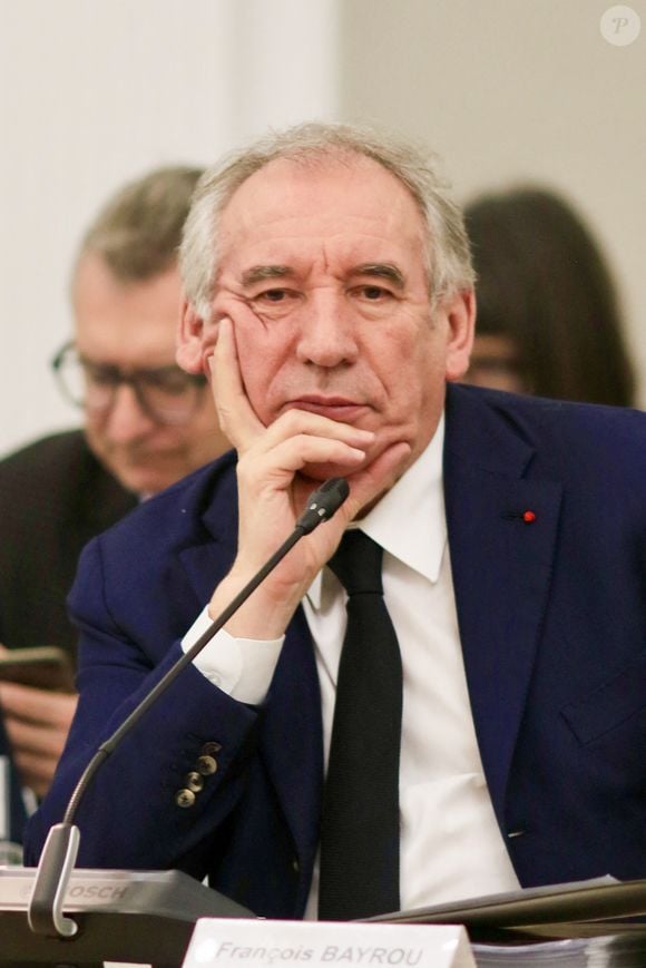 Le premier ministre François Bayrou, maire de Pau, préside le conseil municipal de la ville alors que la cellule interministérielle de crise (CIC) se réunissait à propos de Mayotte le 16 décembre 2024.