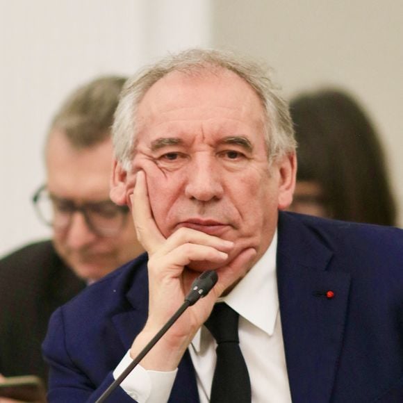 Le premier ministre François Bayrou, maire de Pau, préside le conseil municipal de la ville alors que la cellule interministérielle de crise (CIC) se réunissait à propos de Mayotte le 16 décembre 2024.