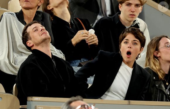 Alice Isaaz et Léo Dussollier dans les tribunes lors de la session du soir des Internationaux de France de Tennis de Roland Garros 2025, à Paris, France, le 4 juin 2025. © Jacovides-Moreau/Bestimage